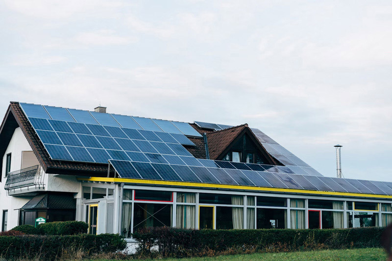 Schweiz beschleunigt Solarenergie-Ausbau mit innovativen Alpenprojekten